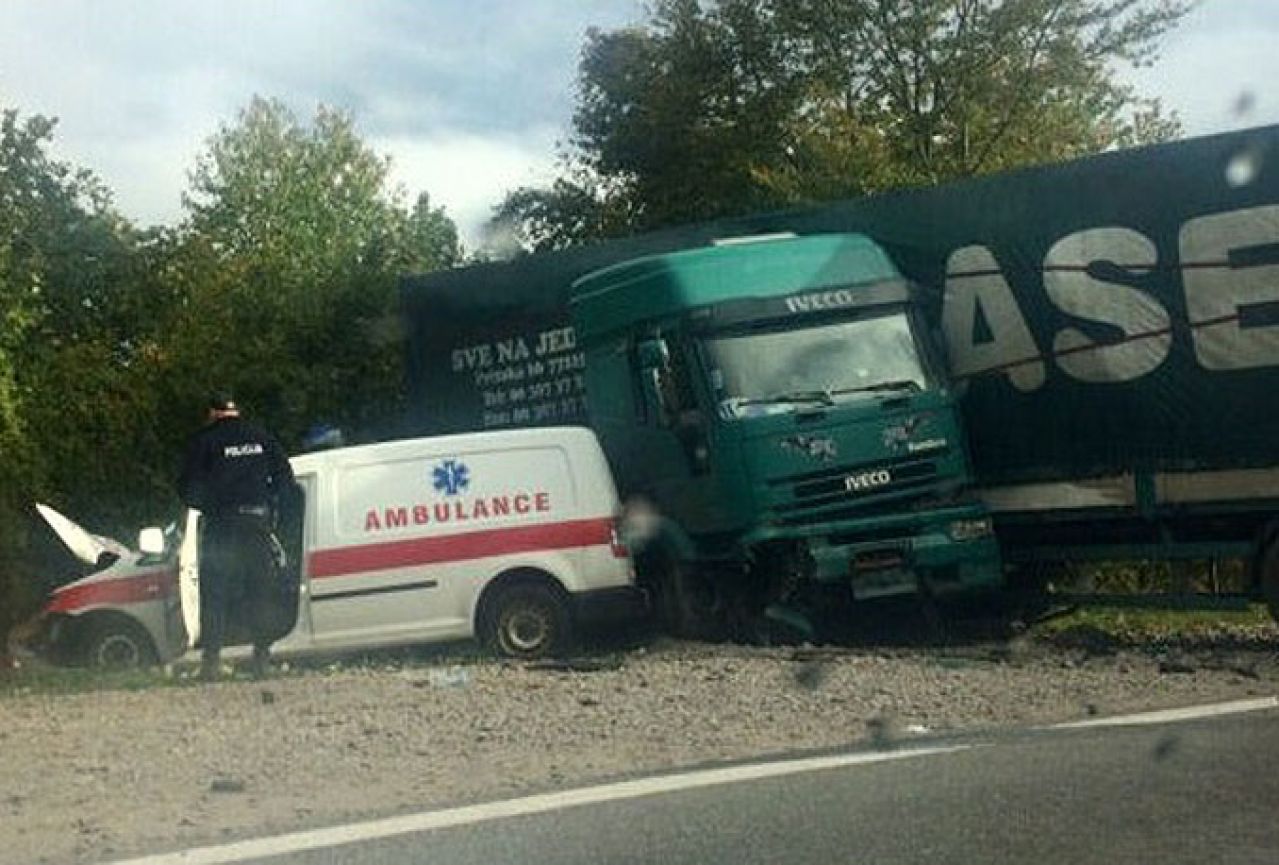 Sudar hitne pomoći i šlepera, teško ozlijeđena pacijentica