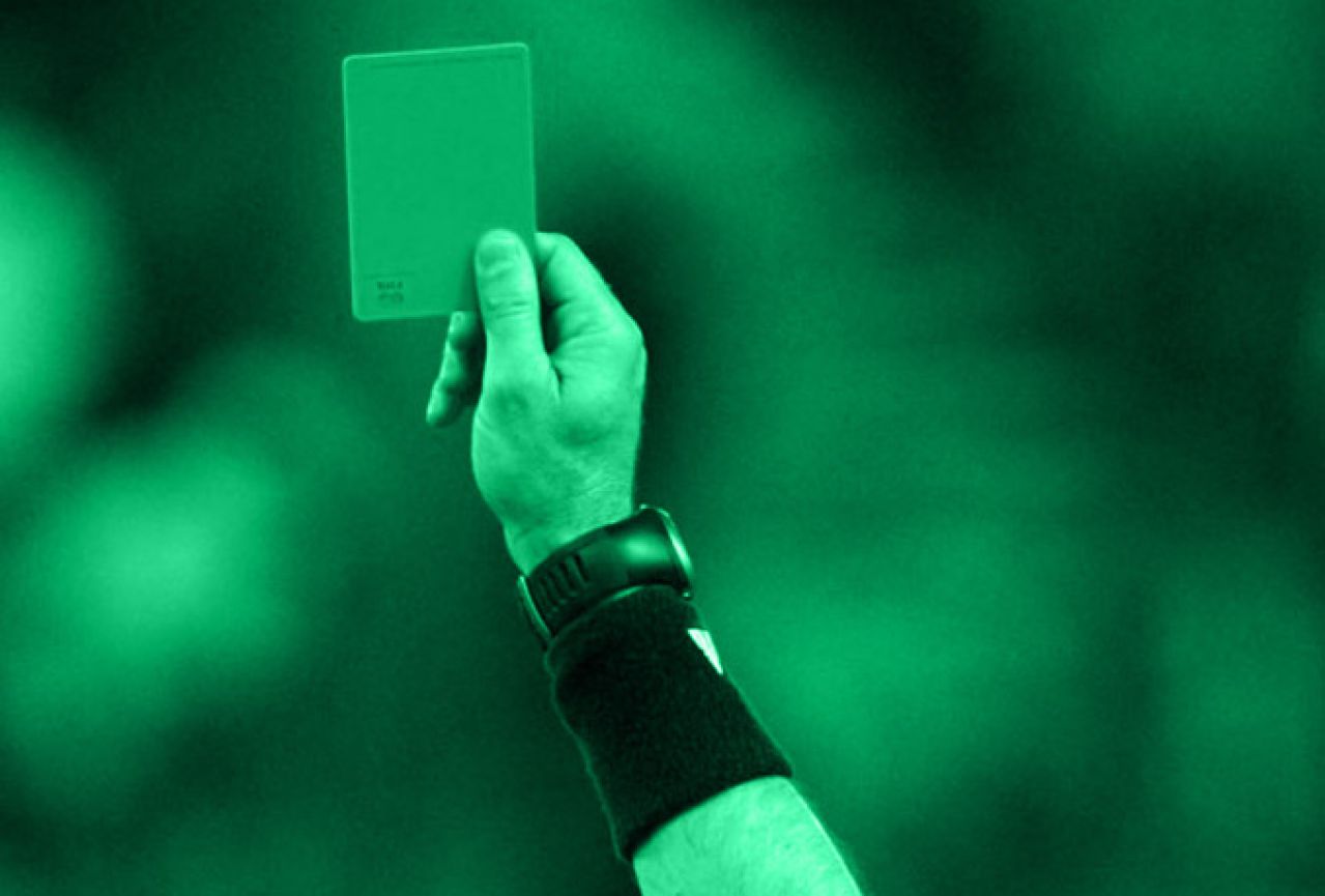 Pokazan prvi zeleni karton u nogometu 