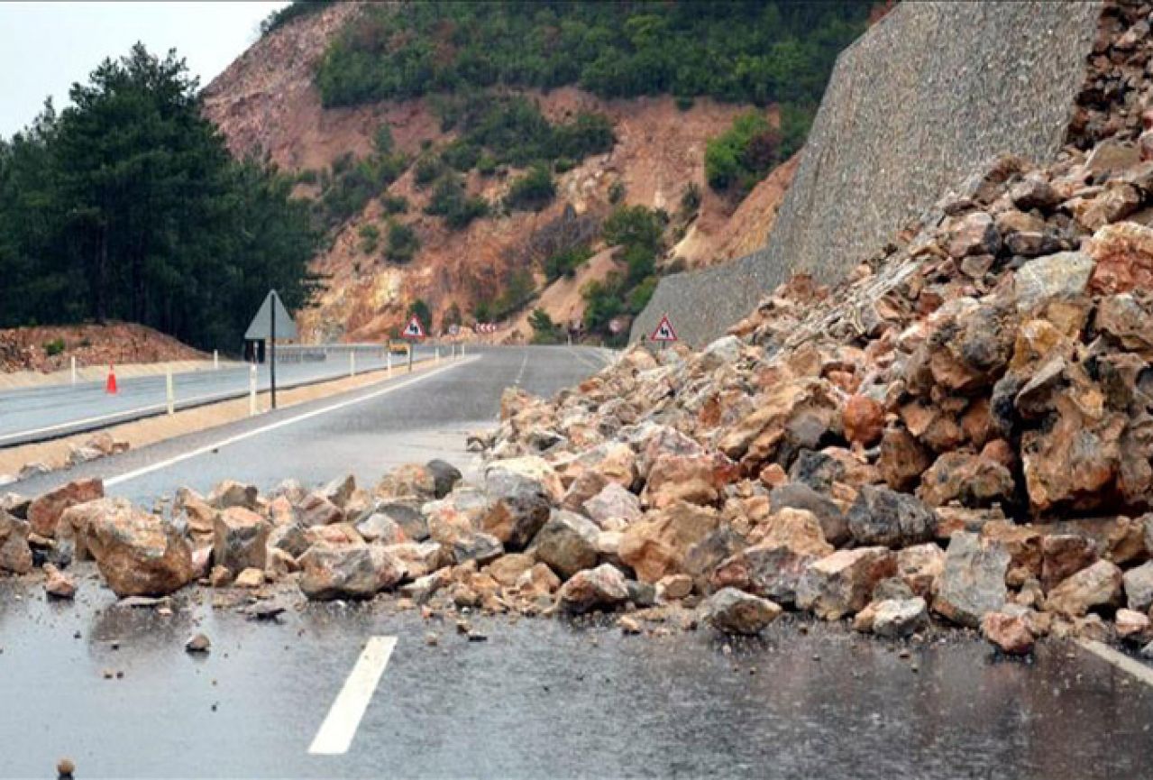 Vozači oprez: Povećana opasnost od odrona na području Hercegovine