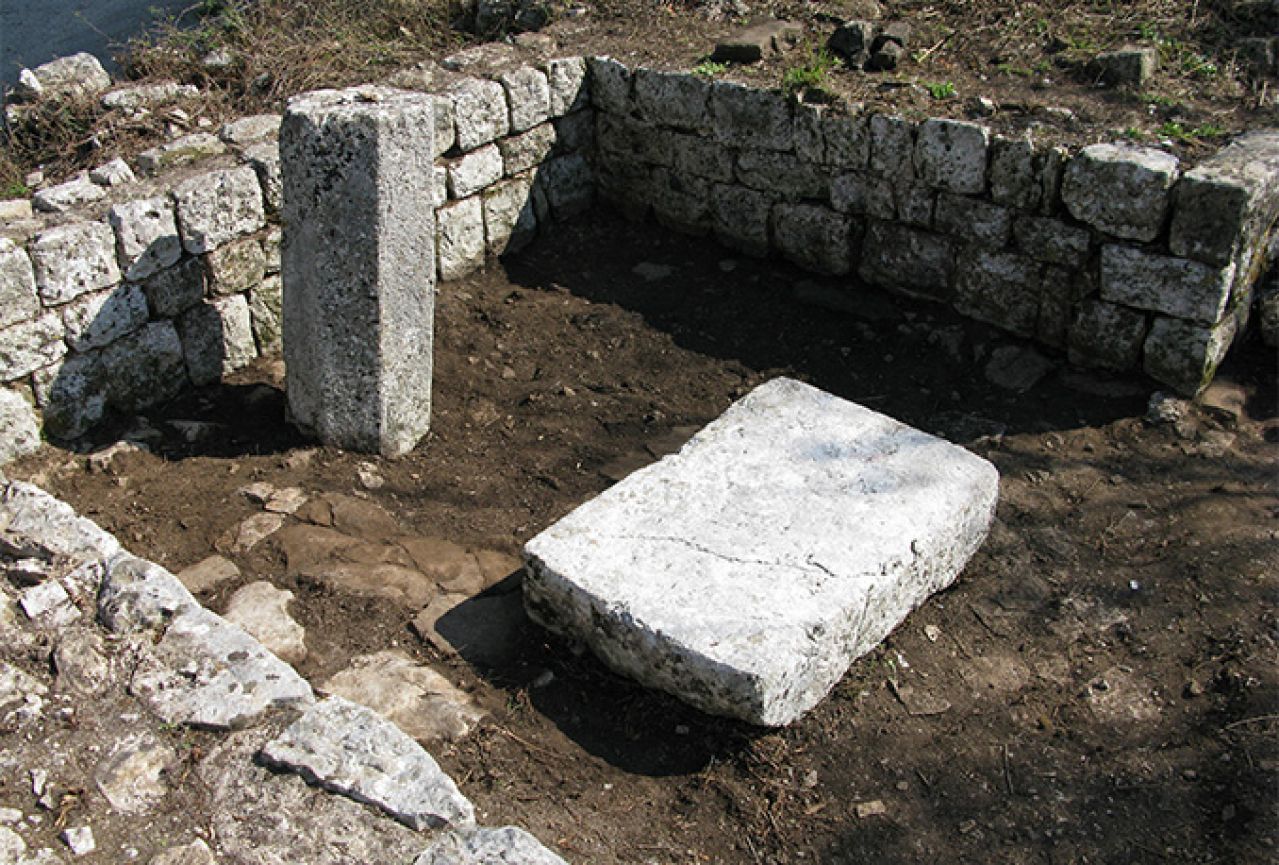 Ravno: U crkvi sv. Petra otkrivene nove grobnice