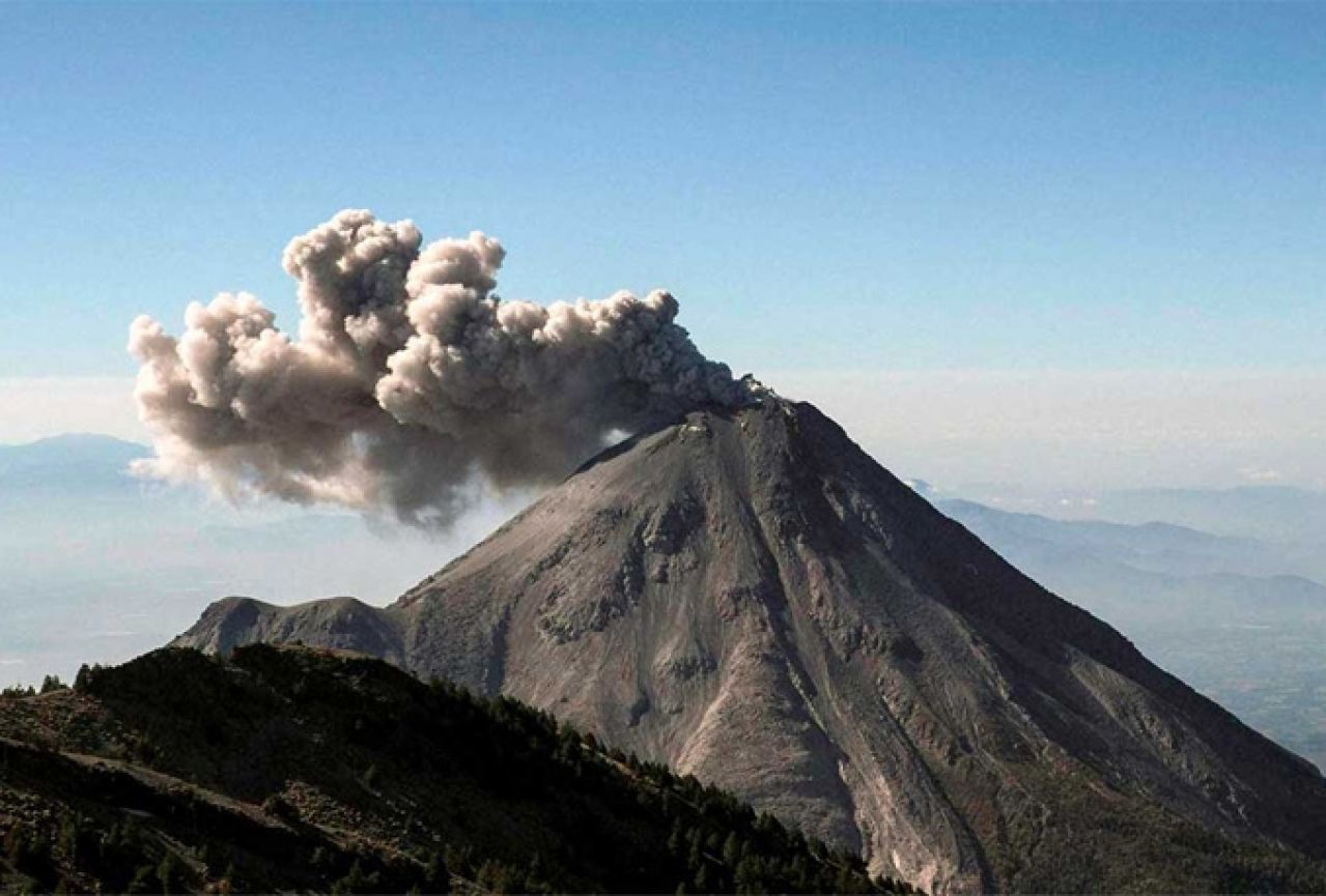 Japanski vulkan Aso izbacivao oblake dima 11 kilometara u zrak