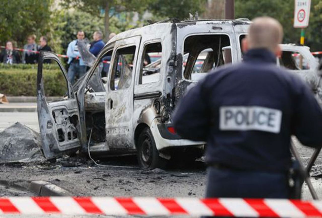 Pariz: U napadu molotovljevima koktelima, ozlijeđena četiri policajca