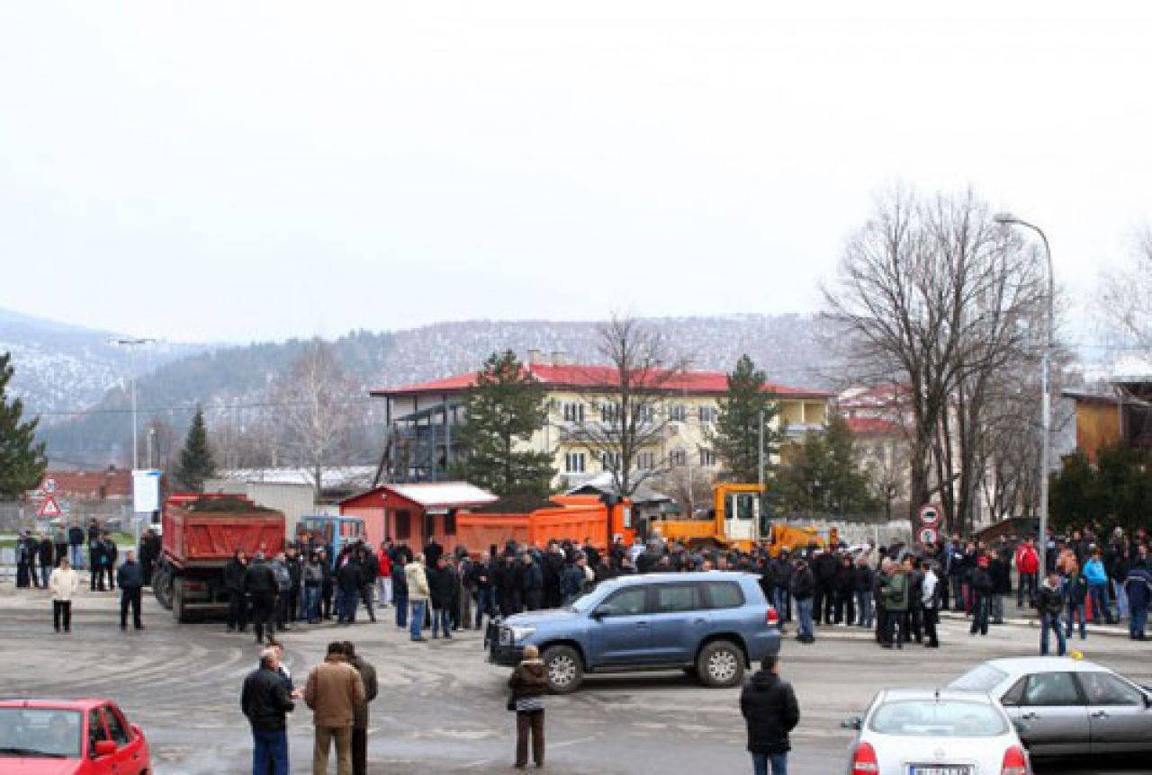 Odgođena presuda na Kosovu zbog Srba koji su blokirali ulaz u zgradu Suda