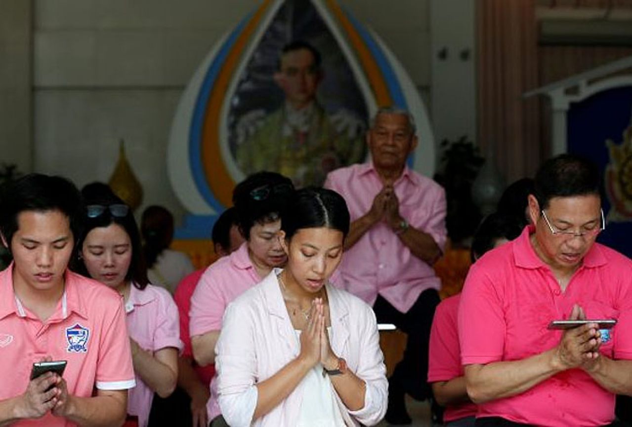 Praznovjerje na ulicama Bangkoka: Ružičastom odjećom za ozdravljenje kralja