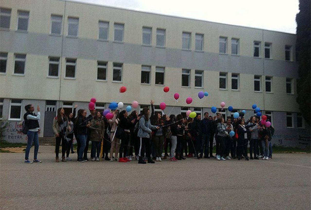 Gimnazijalci balonima prijateljstva poslali poruke ljubavi, mira i potpore