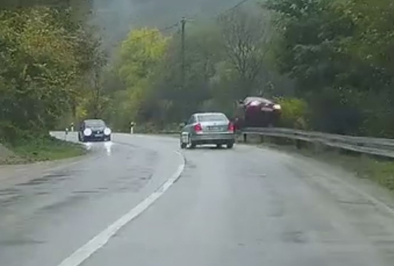 Bihać: Pogledajte kako je auto poletjelo u zrak