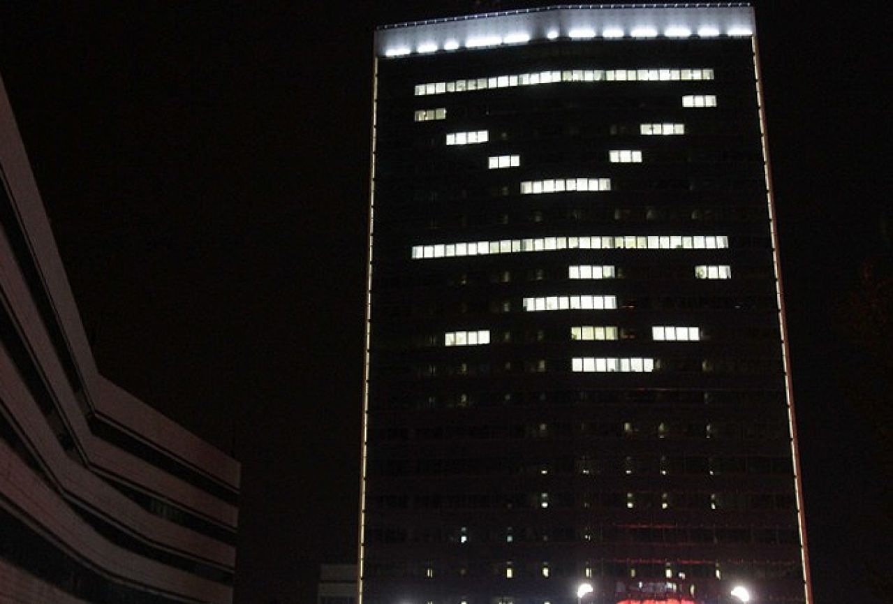 Zgrada Vijeća ministara osvijetljena natpisom 'DRR'