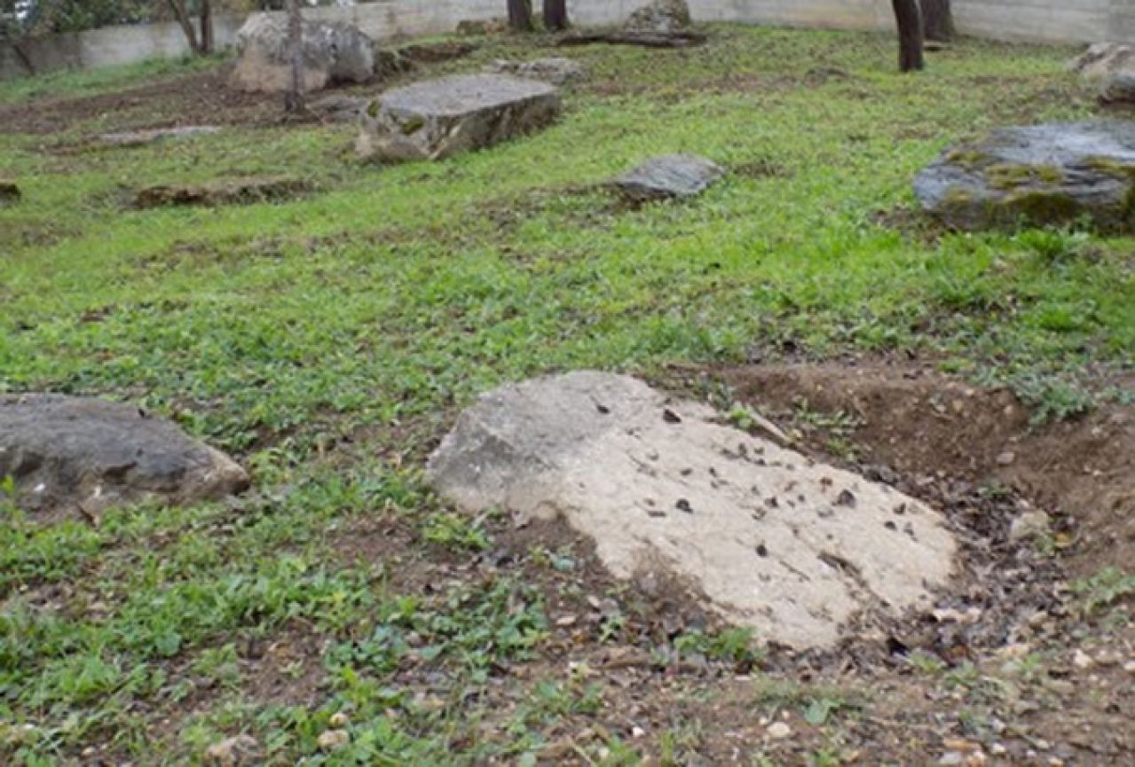 Ukraden stećak iz nekropole u središtu grada