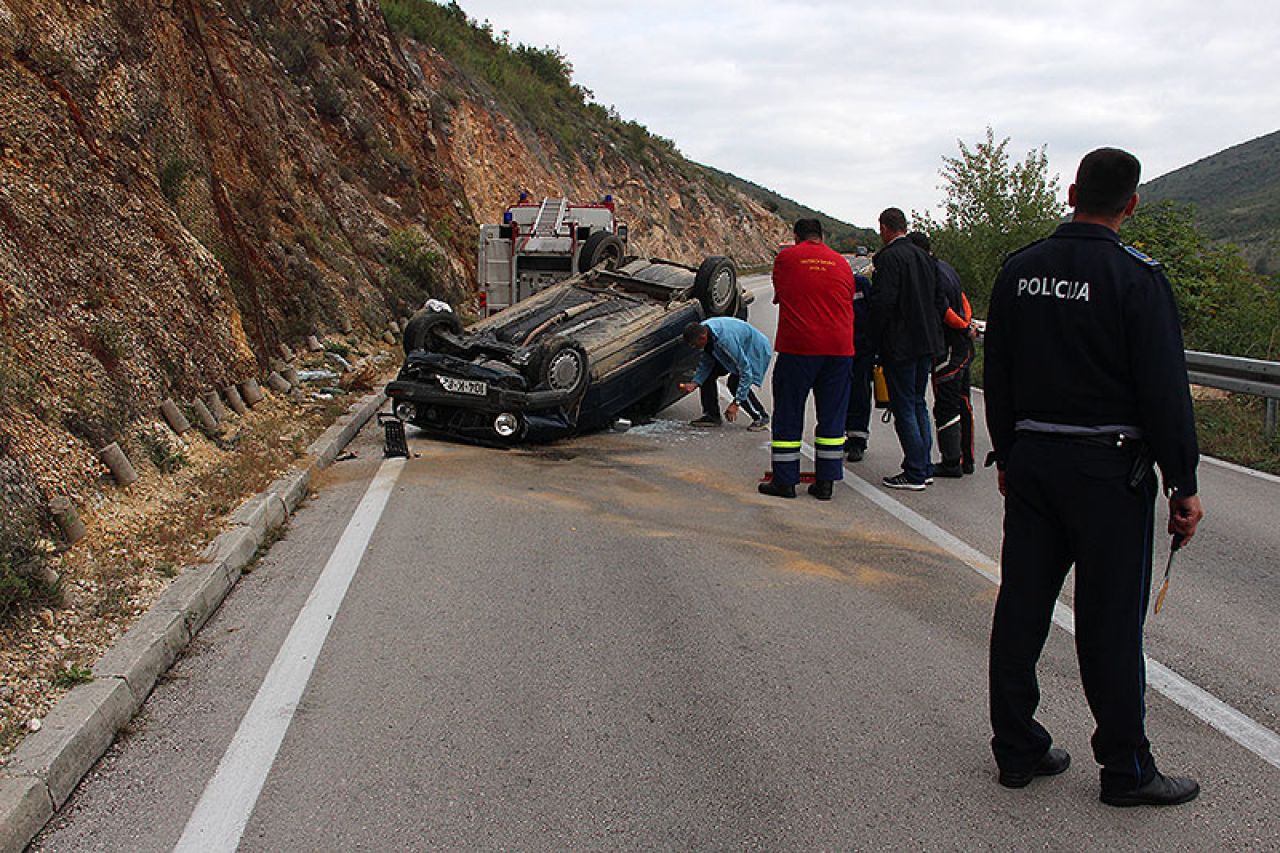 Nesreća između Mostara i Stoca: Auto na krovu i troje ozlijeđenih