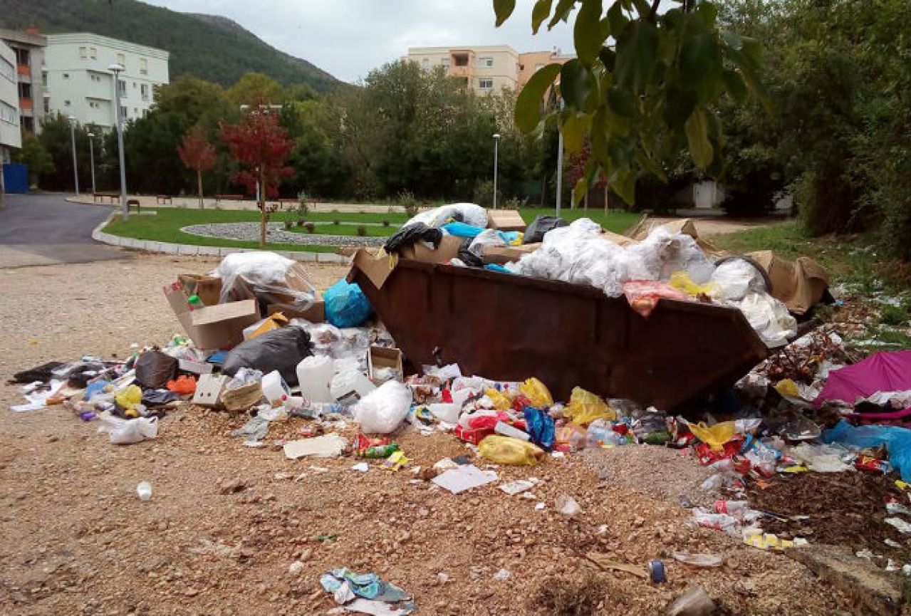 Mostar: Niče nova deponija pokraj novog parka