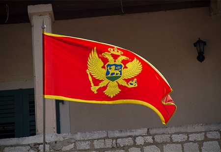 https://storage.bljesak.info/article/173124/450x310/crna-gora-zastava-koplje.jpg