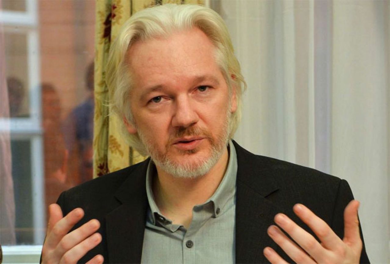 Assangeu prerezali internet