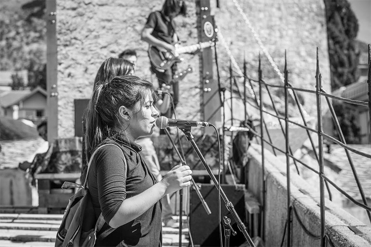 Poslušajte Eminu u izvedbi Mostar Rock School Blues Banda