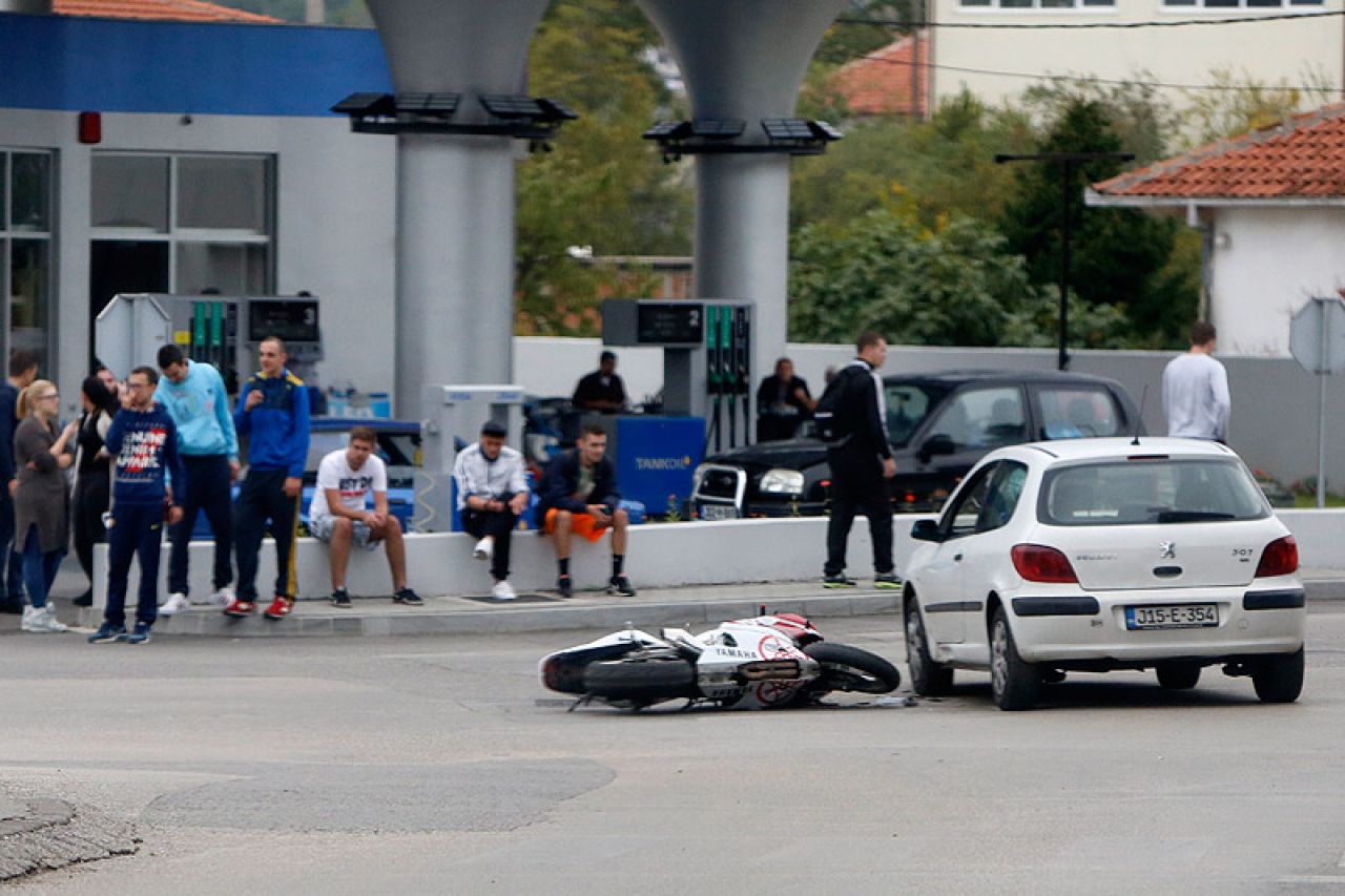 Mostar: Ozlijeđen motociklist u jednoj prometnoj, u drugoj samo stradala vozila
