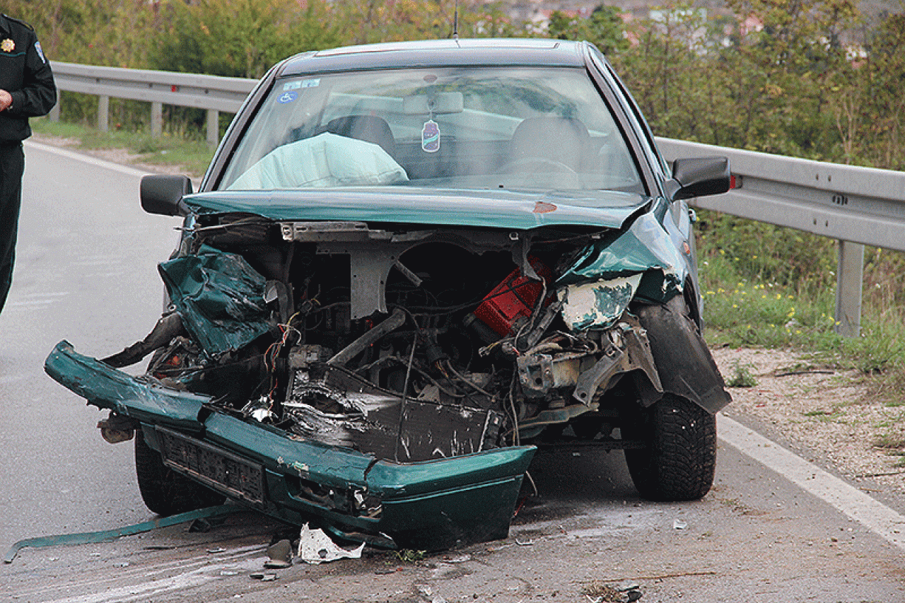 Mostar: Lakše ozlijeđen u smrskanom Golfu