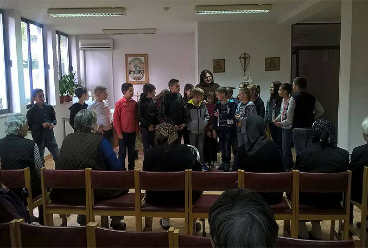 Djeca u Mostaru obradovala štićenike Doma za stare i nemoćne