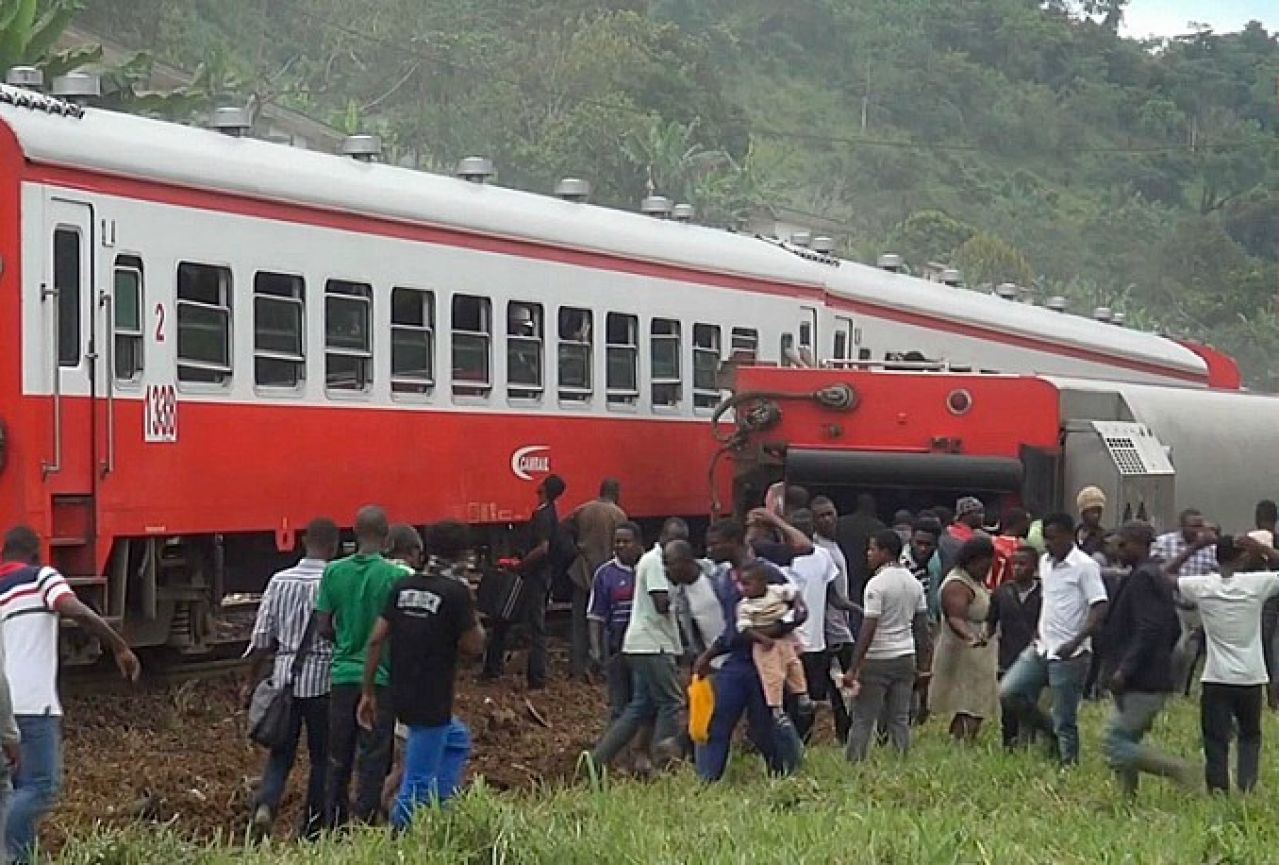 Više od 50 osoba poginulo u nesreći putničkog vlaka 