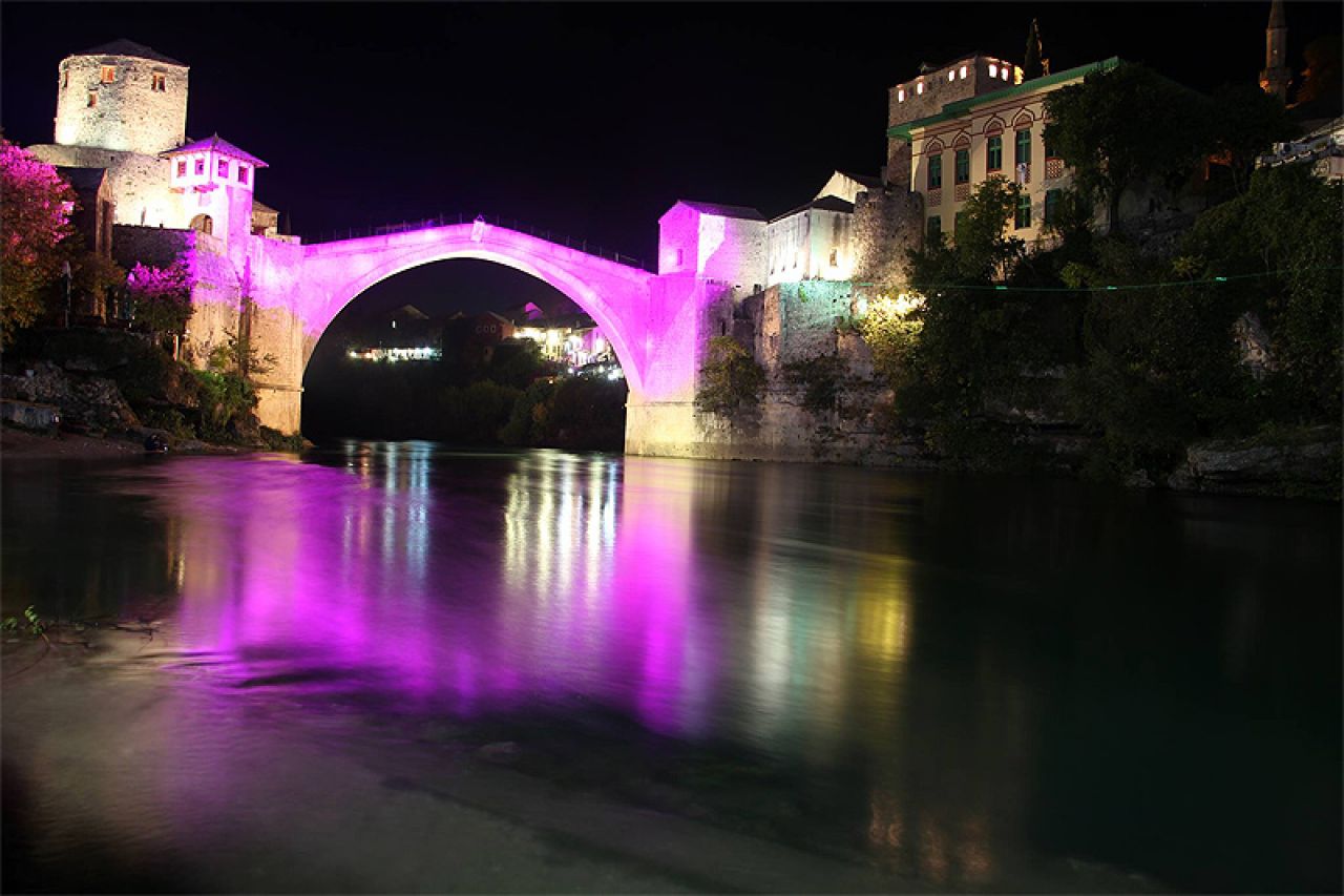 Stari most zasjao u ružičastoj boji