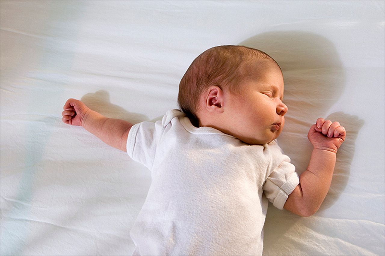 Dojenčad treba spavati u istoj sobi s roditeljima, ali ne u istom krevetu