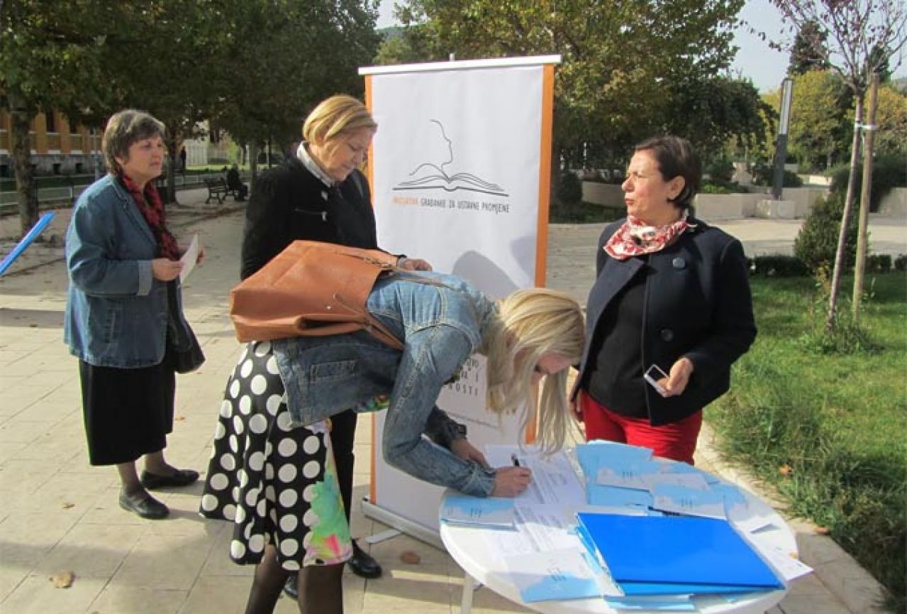 Mostar: Ulična akcija o diskriminaciji žena u Ustavu BiH