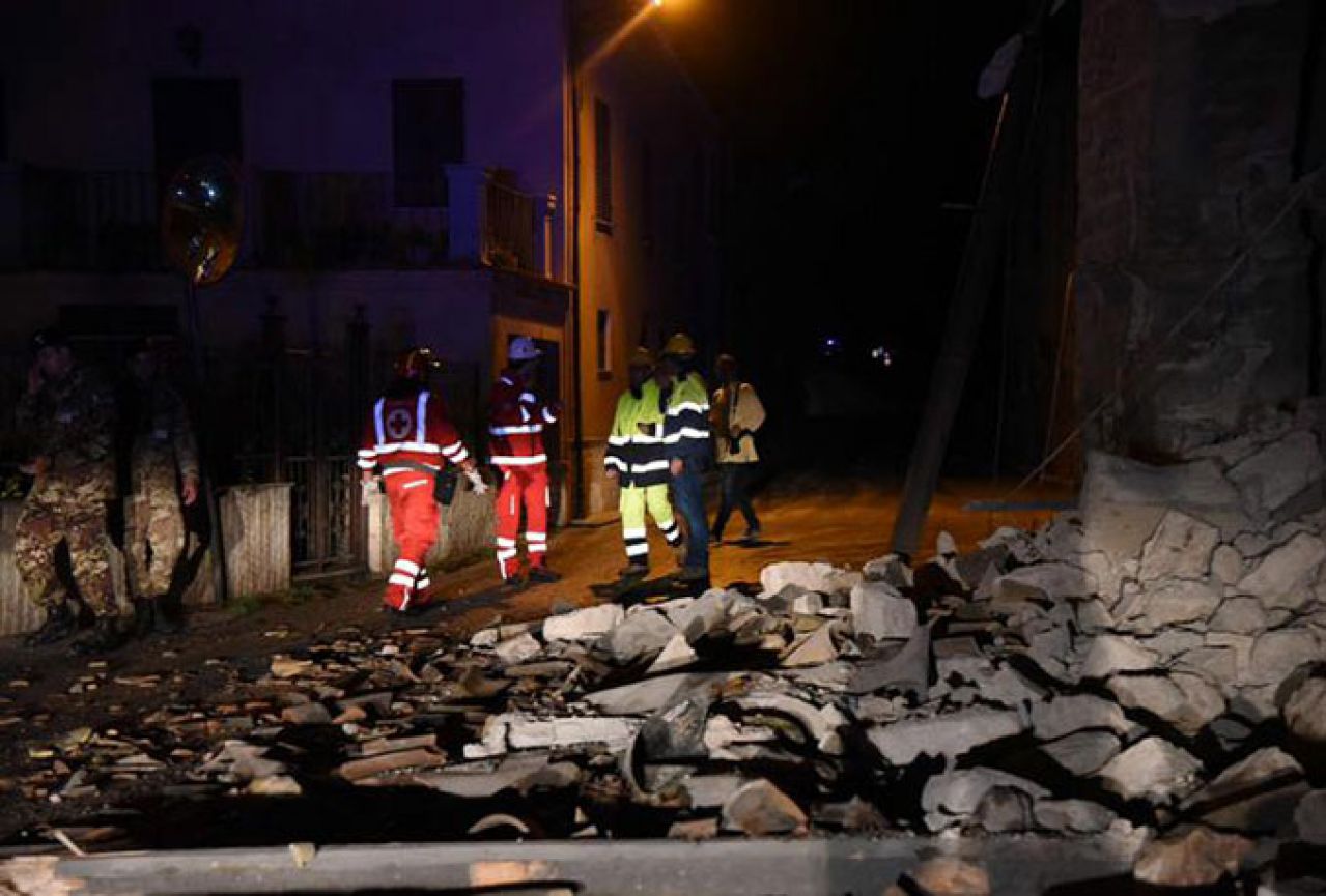 Središnju Italiju pogodila dva snažna potresa: Građani u panici na ulicama