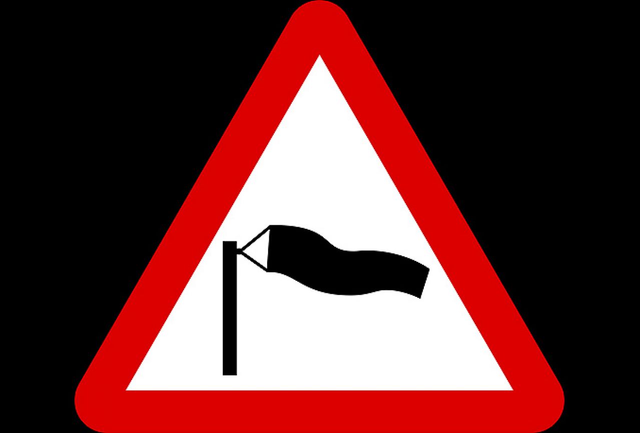 Vozači upozoreni na jake bočne udare vjetra na području Hercegovine 