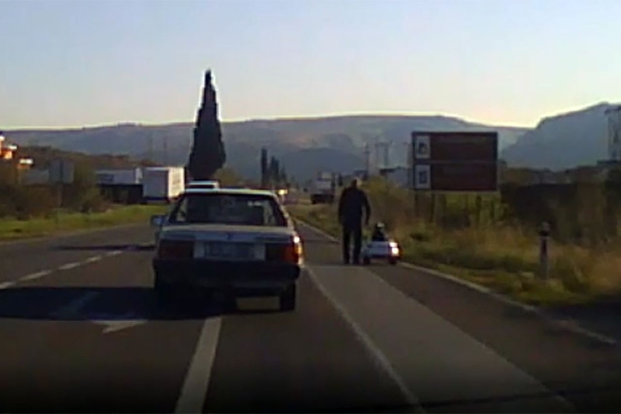 VIDEO | Mostar: Dijete vozi autić po M-17!