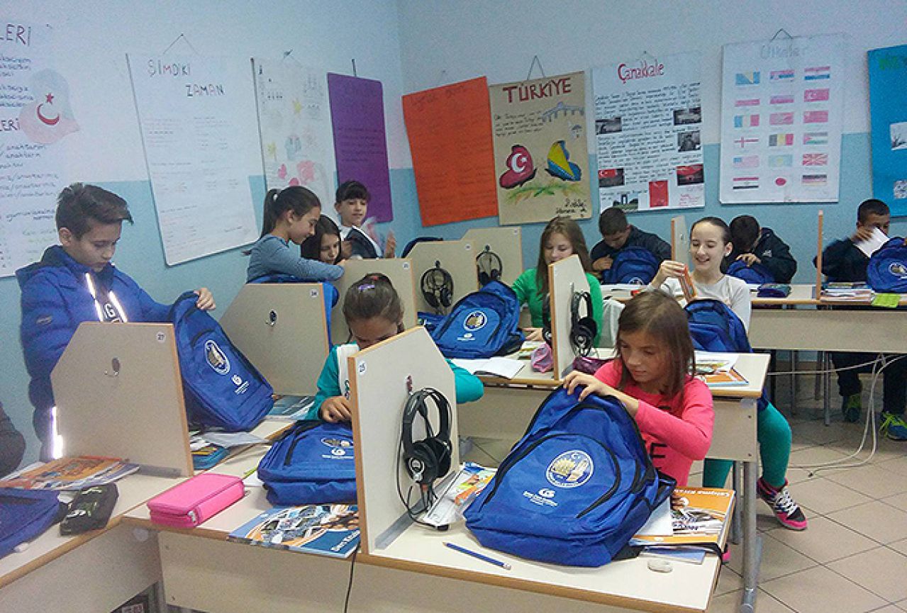 Yunus Emre Mostar izvršio podjelu školskih torbi