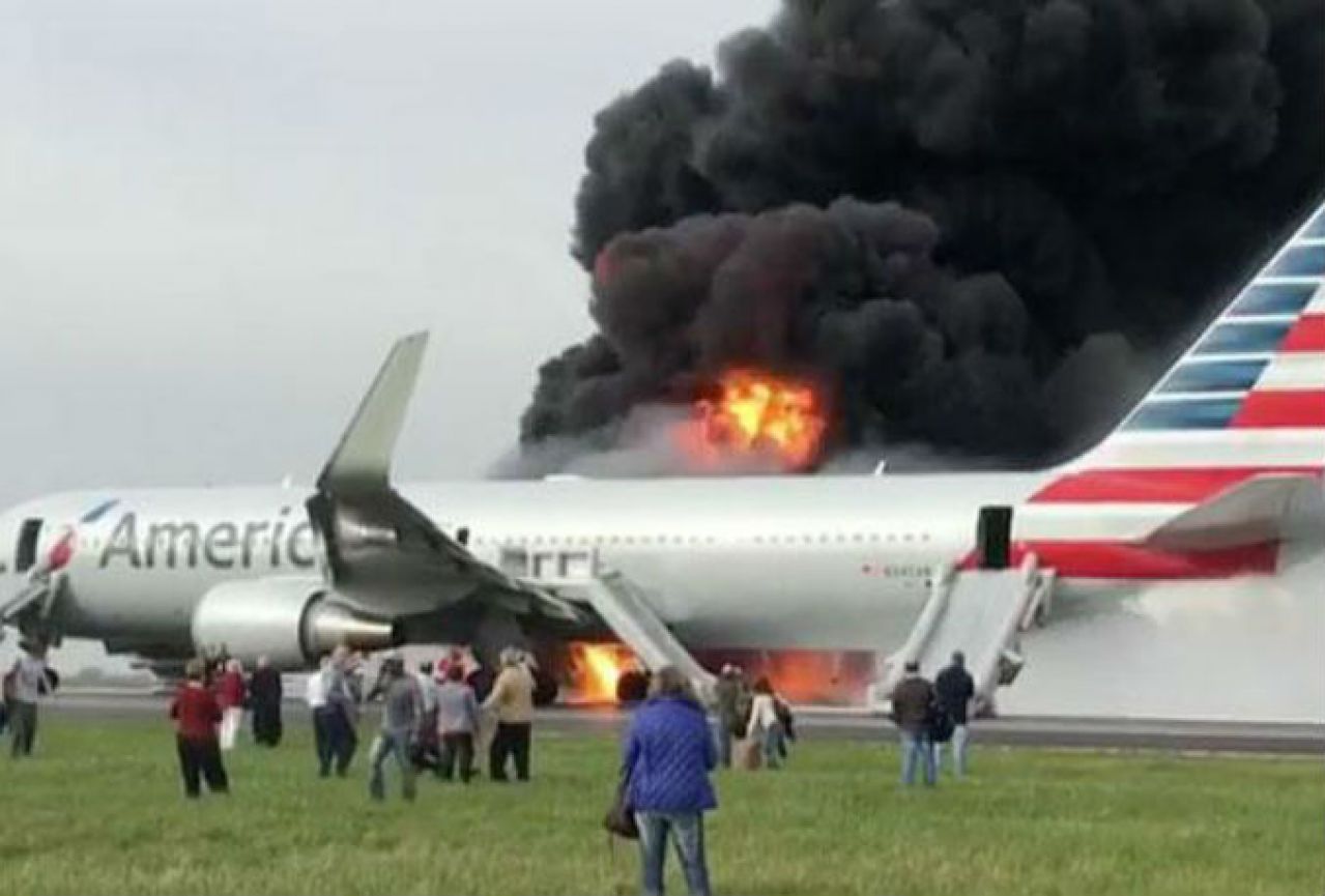 Uoči polijetanja zapalio se zrakoplov American Airlinesa, 20 ozlijeđenih