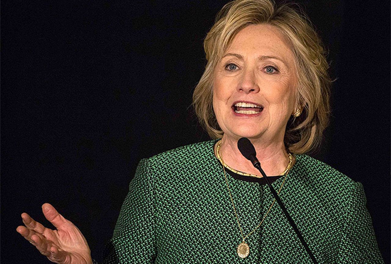 Clinton pozvala FBI da provede istragu o njezinim emailovima
