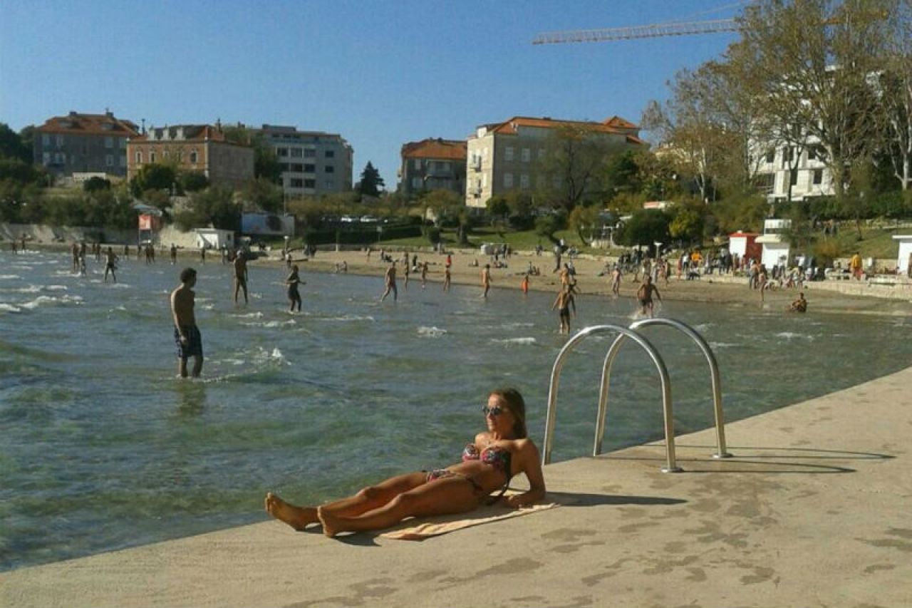 Ljeto u Dalmaciji još traje: Splićani se kupaju na Bačvicama