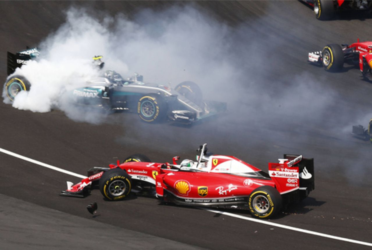 Tragikomedija u Formuli 1: Vettelu kazna +10 s, pao na peto mjesto, a treći je Ricciardo