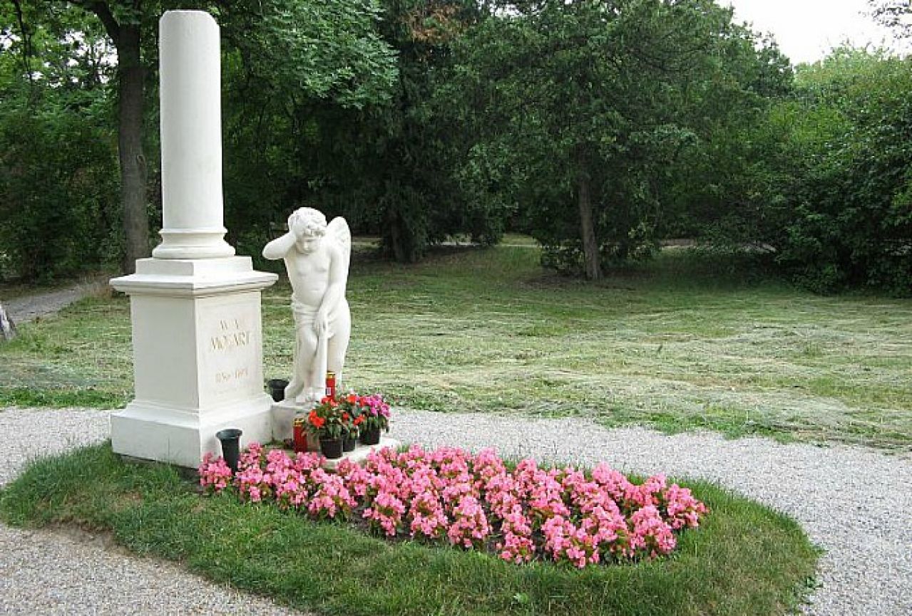 Obnovljen Mozartov grob