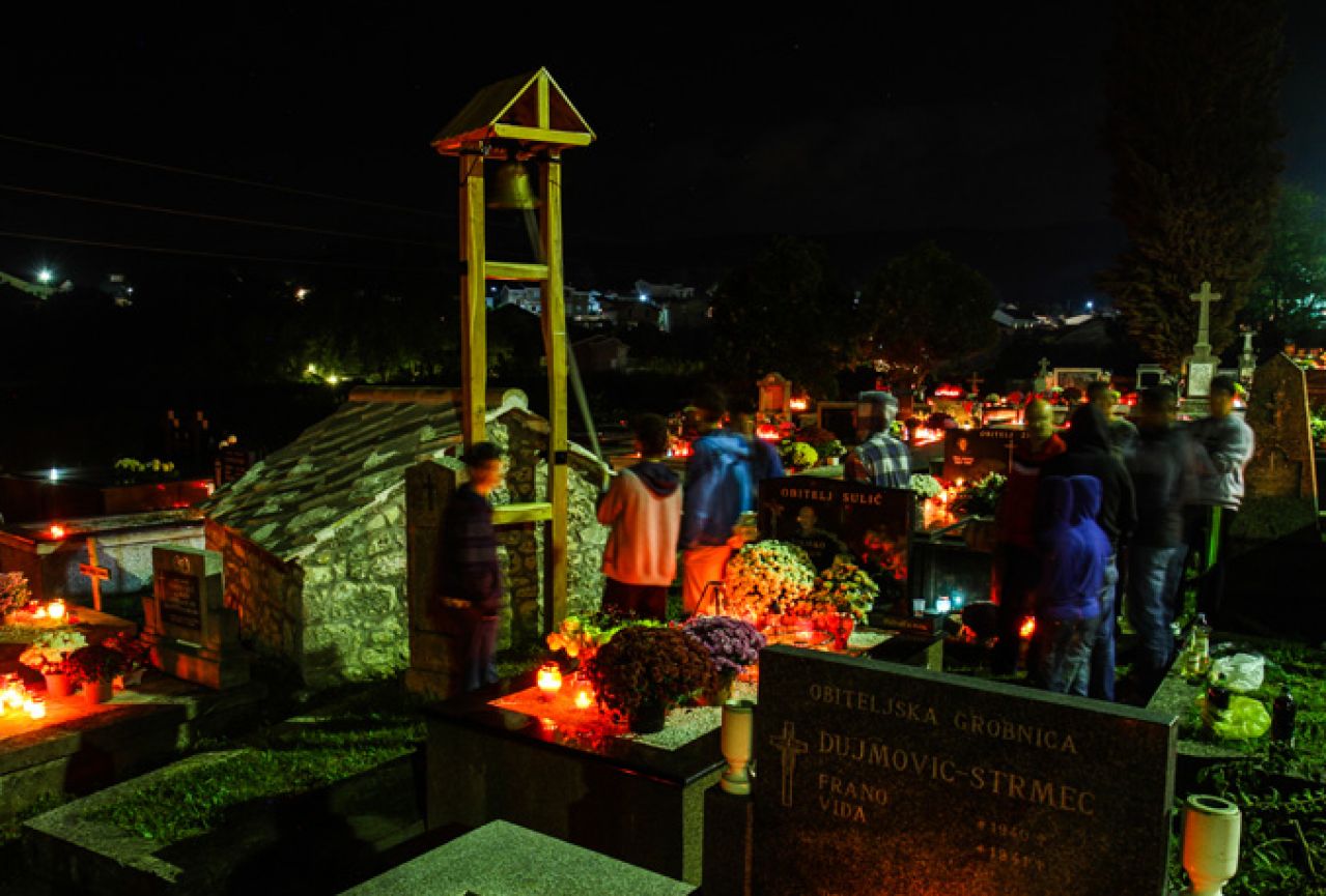 Čapljinci zvone cijelu noć u groblju za pokoj dušama