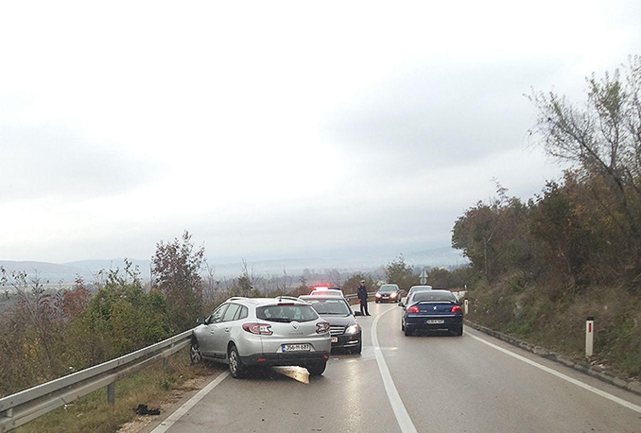 Mostar - Široki Brijeg: Udarila Renaultom u brdo pa na nju "naletio" Mercedes
