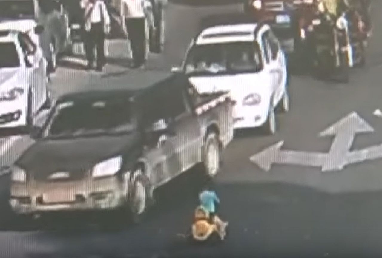 Video koji je šokirao: Dječak u autiću usred najgušćeg prometa