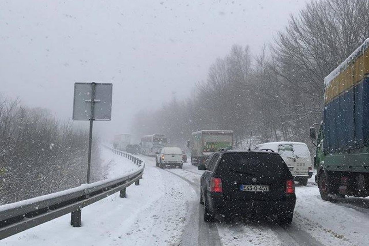 VIDEO | Snijeg otežava promet preko Romanije