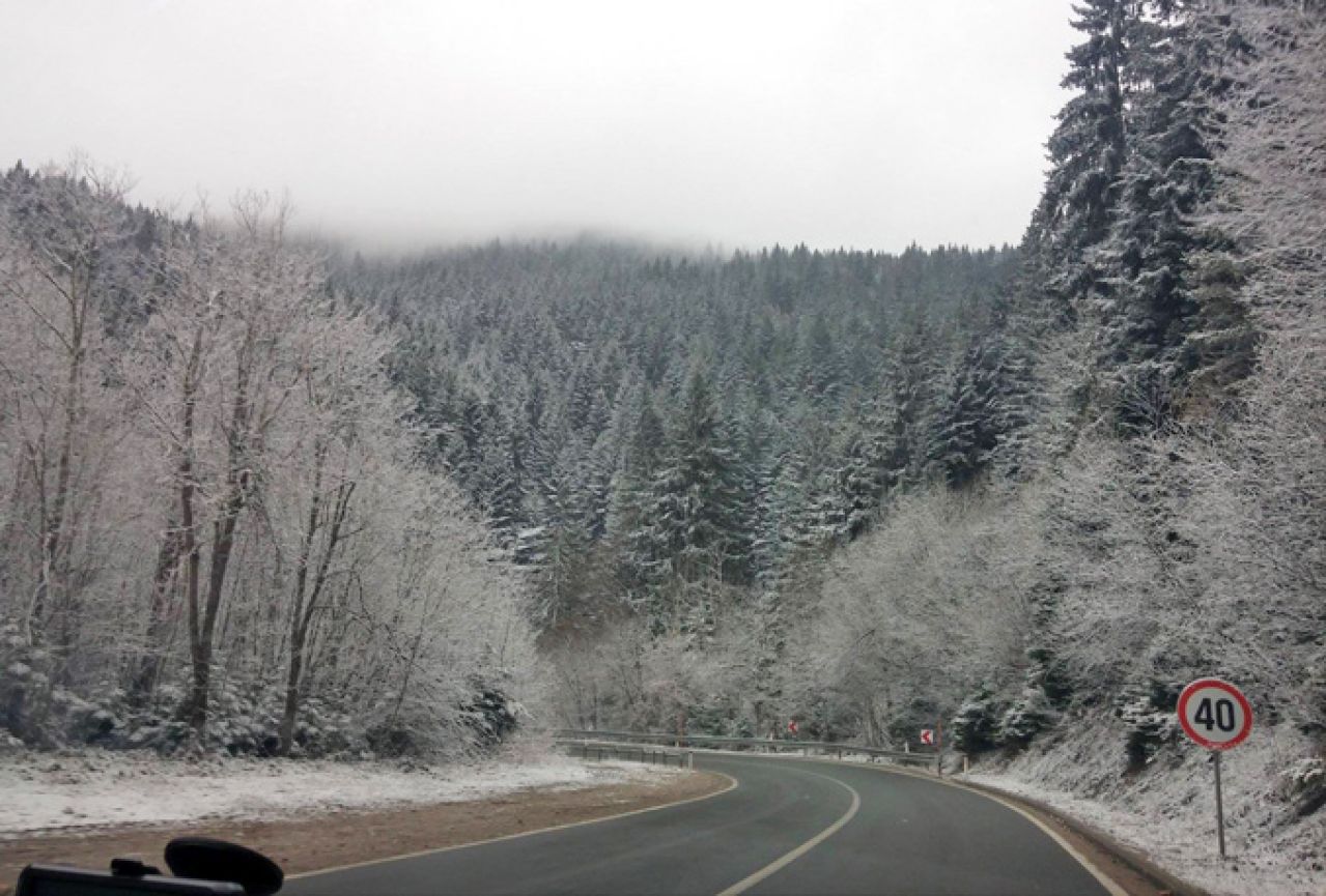 Oprez vozači: Ugažen snijeg i poledica na dionicama cesta
