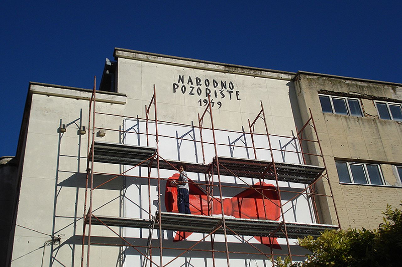 Mural na zgradi Narodnog pozorišta Mostar u čast jubileja