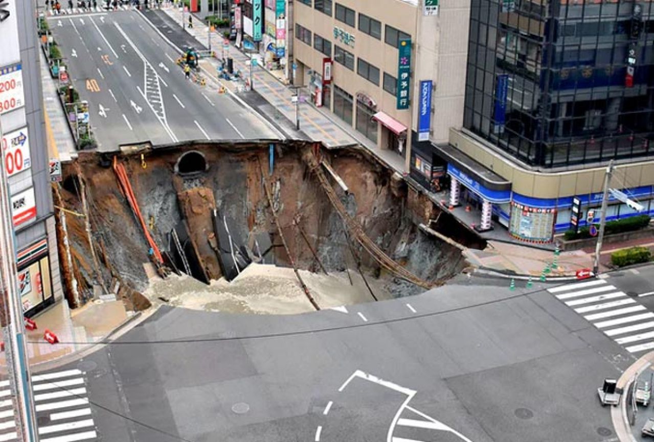 VIDEO | Ogromna rupa progutala ulicu 