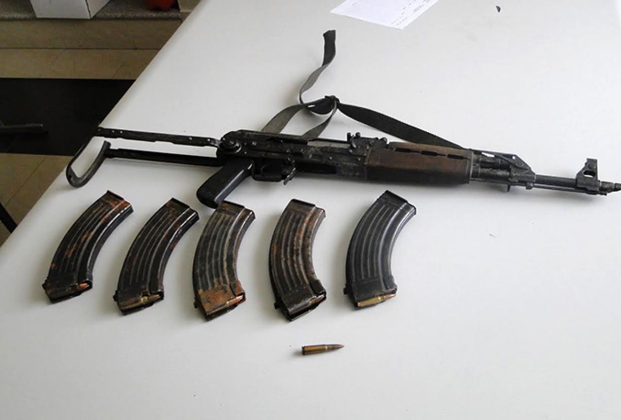 Mostar: Uz prijetnju puškom opljačkali kladionicu