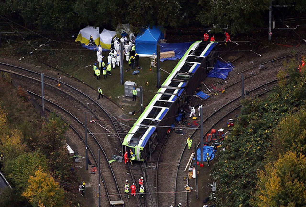 London: U prevrtanju tramvaja najmanje sedam poginulih osoba
