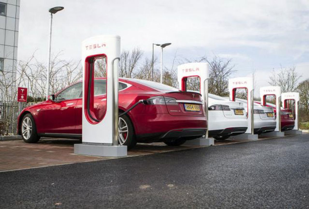 Tesla ukida besplatno punjenje baterija za automobile