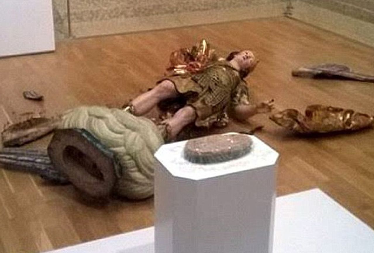 Razbio statuu u muzeju dok je snimao selfie