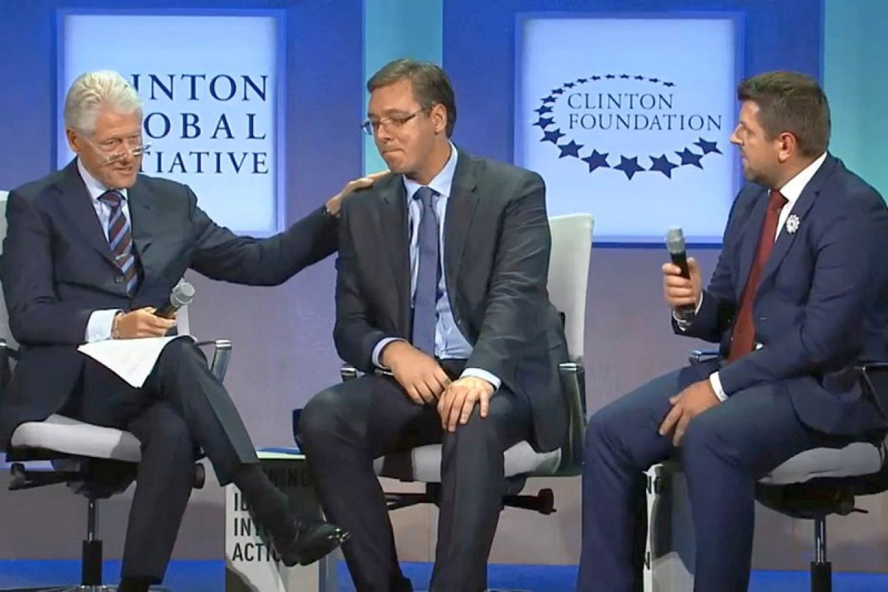 Vučić platio Clintonovima dva miljuna dolara za rukovanje s Barackom Obamom