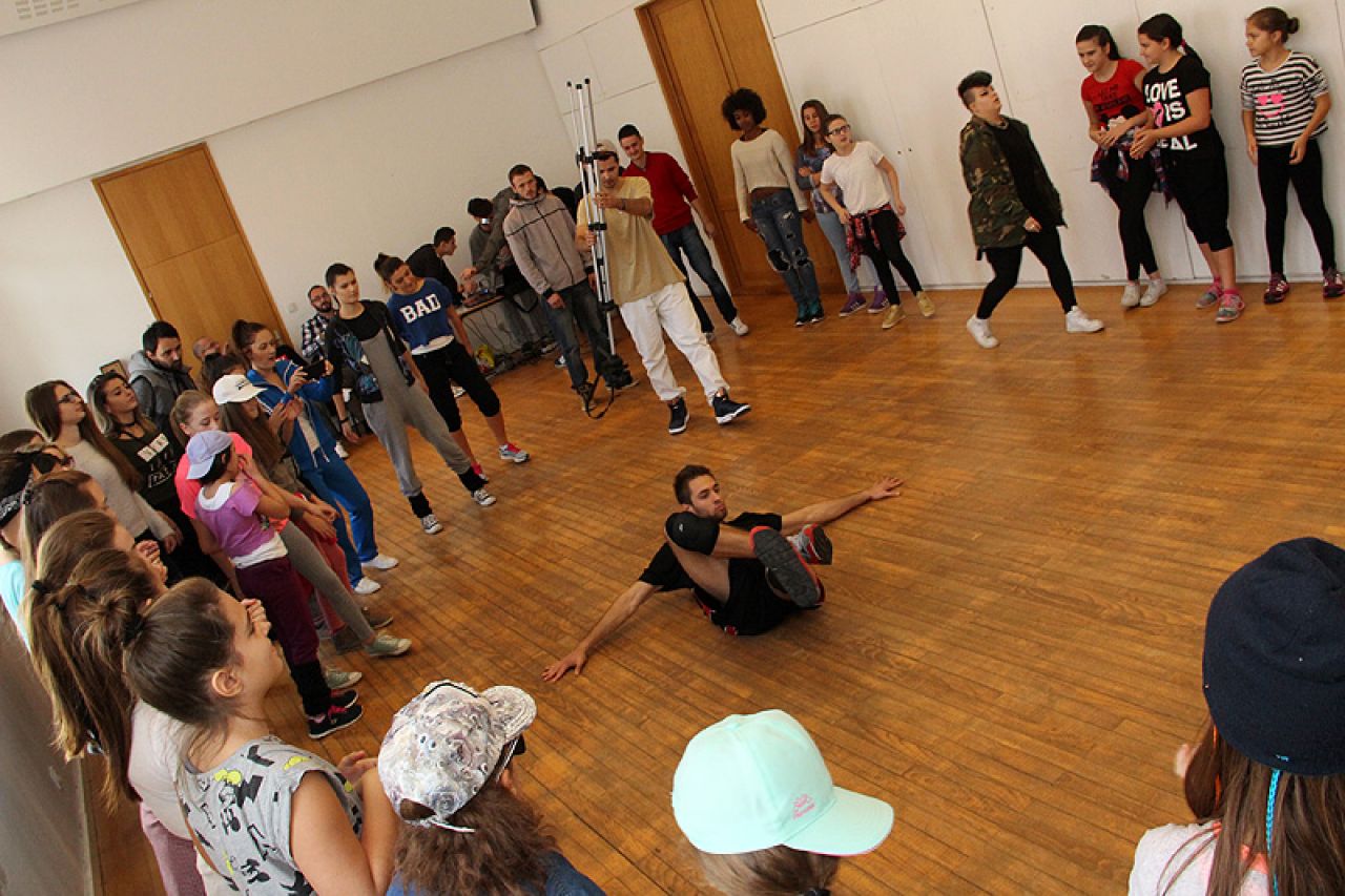 Mostar: Mladi plesali uz hip-hop