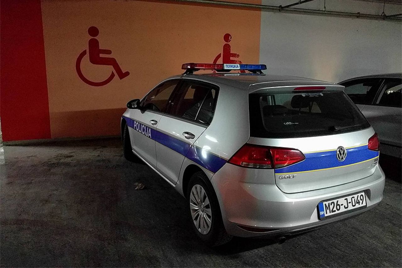 Mali policijski bog parkirao na dva mjesta za invalide!