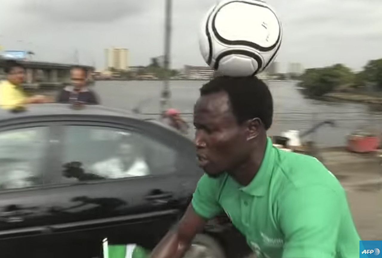Nigerijac vozio bicikl 103 kilometra s loptom na glavi!