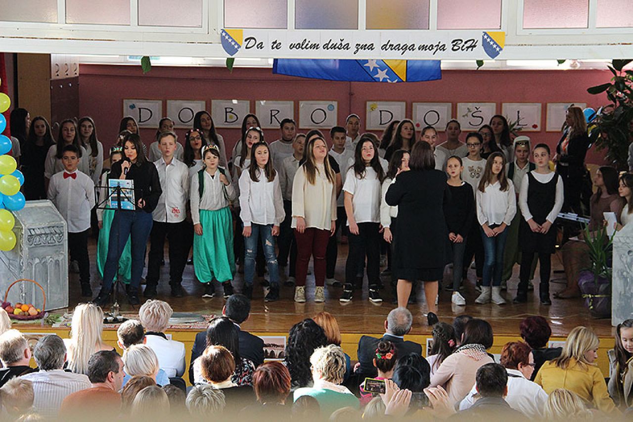 Mostar: Učenici čestitali Dan državnosti BiH
