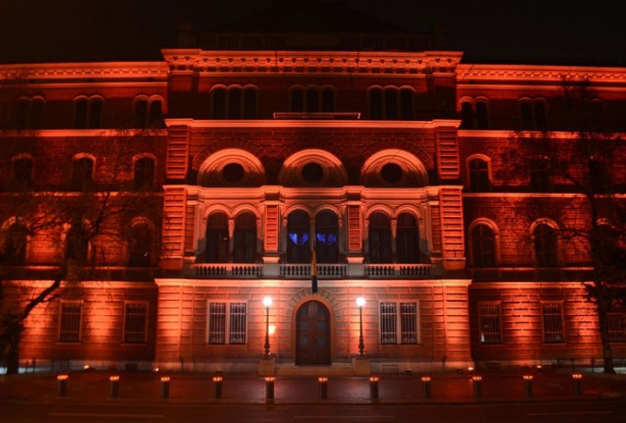Predsjedništvo, Parlament i Vijeće ministara osvijetljeni narančastim svjetlima